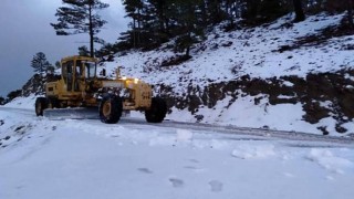 Alanya’da karla kapanan yollar açılıyor