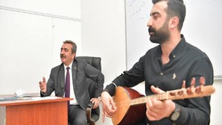 Başkan Soner Çetin kursiyerlerle türkü söyledi