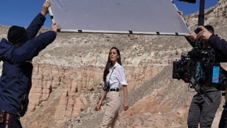 Bensu Soral, Clear’in yeni reklam filmi için kamera karşısına geçti!