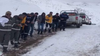 Siirt’te 112 ekiplerinin karlı halayı!