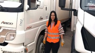 Sultan Özdemir, kamyonuyla tonlarca yük taşıyor