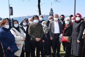 Üsküdar’da 17 Mart gecesi Kız Kulesi’nin karşısındaki parkta kesilen ağaçların yerine yenileri dikildi