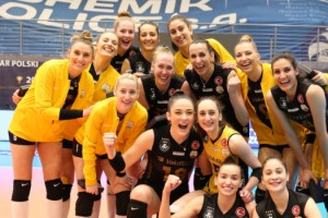 VakıfBank, üst üste dokuzuncu yarı final için sahada