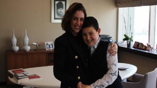 Hediye Güral, Otizm Farkındalık Günü’nde otizmli Mehmet Akif Yalçın’ın objektifine gülümsedi