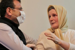 İMAMOĞLU’NDAN MÜZEYYEN TEYZE’YE “VEFA” ZİYARETİ