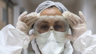 Sağlıkçılar: Genç hasta sayısı artıyor sağlıkçıların aileleri henüz aşılanmadı.