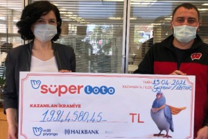 Süper Loto’dan 19 milyon 944 bin 580 TL’lik ikramiye kazanan talihli çekini teslim aldı