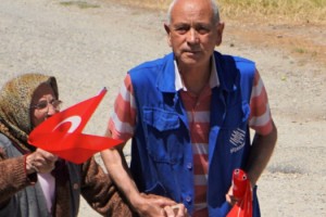 90'LIK ÇINAR ELİNDE TÜRK BAYRAĞIYLA BAYRAM COŞKUSUNA YALIN AYAK KOŞTU!