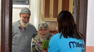 Aliağa Belediyesi’nin Çiçek Dağıtımları Sürüyor