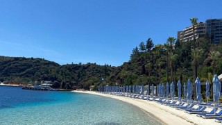 D Maris Bay’in her ritme uygun plajları güneşi özleyenlere hazır