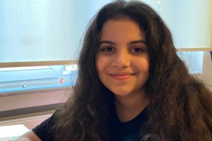 FİLMİMİN HİKÂYESİ YARIŞMASI’NIN BİRİNCİSİ ASYA ŞAHİN, KIRMIZI ARABA HİKAYESİNİN FİLMİNİ ÇEKTİ