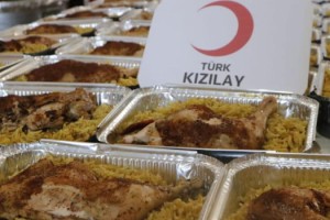 Kızılay Gazze’de okullara sığınanlara sıcak yemek dağıtımına başladı