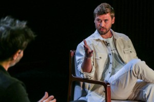 Cansel Elçin ve Serhan Onat keyifli sohbetleriyle “Sahne Tozu Yutanlar”ın yeni bölümünde