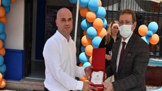 Depremde kaybettiği ailesinin adını teknoloji sınıflarında yaşatacak