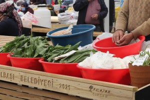 ÜRETİCİ İLE TÜKETİCİ ARASINDA KÖPRÜ OLAN KÖYLÜ PAZARI YENİ YÜZÜYLE HİZMETE AÇILDI