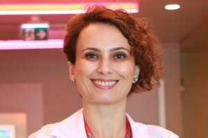 Yaşından büyük gibi davranmak çocukta ters kimlik etkisi yaratıyor