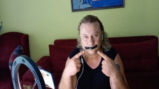 Canlı yayında ağzını bantladı!