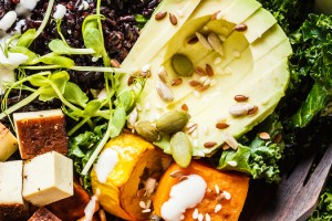 Gastronometro şeflerinden enerjisi bol Siyah Pirinçli Tofu Salatası tarifi!