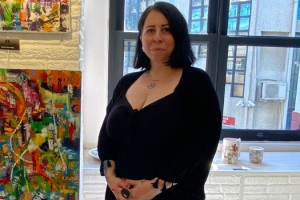 Sanatçı Gamze Kırşavoğlu, Canlı Renklerle Budizm Felsefesini Birleştiren Eserlerini İstanbul’da Sergiliyor