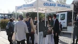 Gölbaşı Belediye Başkanı Ramazan Şimşek’ten Gençlere Çay ve Poğaça İkramı