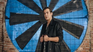 Norm Ender Fashion Week İstanbul’da Emre Erdemoğlu defilesinde podyuma çıktı