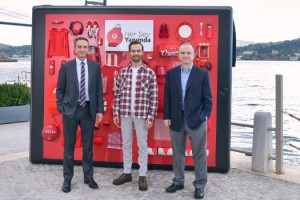 ARAS BULUT İYNEMLİ  “HER ŞEY  YANIMDA”YI TANITTI 