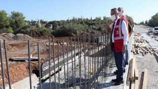 Başkan Böcek Konyaaltı ilçesindeki yeni yol açma çalışmasını denetledi