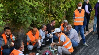 Başkan Soner Çetin işçilerle ekmeğini bölüştü