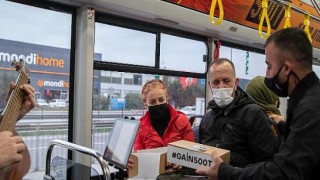 Halk Otobüsüne Bindiler, Kendilerini Davette Buldular