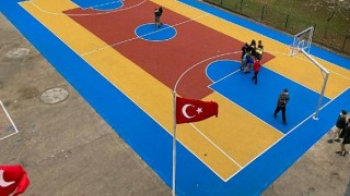 İzmit Edebali Ortaokuluna basketbol ve voleybol sahası