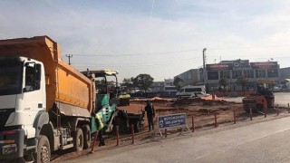 İzmit Hayrettin Uzun Caddesi’nde kavşak yapılarak yol genişletiliyor