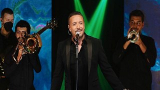 Ünlü şarkıcı Cenk Eren, önceki akşam Ankara Günay ‘da sahne aldı.