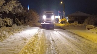 Belediye Ekipleri Gece Boyunca Tuzlama ve Kar Temizliği Çalışması Yaptı