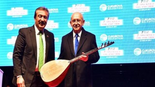 Çukurova Belediye Başkanı Soner Çetin, CHP Liderine bağlama hediye etti