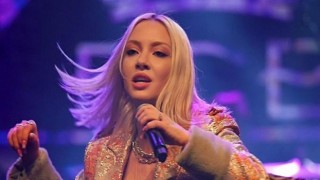 Ece Sesçkin’in Sahne Kıyafeti Olay Oldu! Cesur Halleri Dakkalar İçinde On Binlerce Beğeni Aldı!