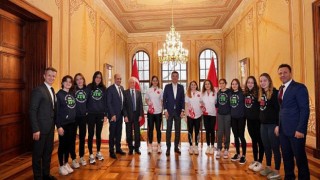 İTÜ Geliştirme Vakfı Spor Kulübü’nün Ödülü Yüzücüleri İBB Başkanı İle Buluştu