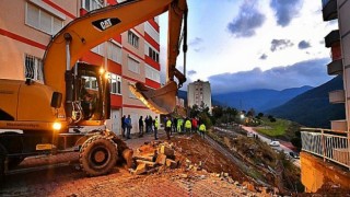 Narlıdere’de çöken istinat duvarına güvenlik önlemi