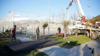Konyaaltı Beach Park’taki tenis ve basketbol sahaları yenileniyor