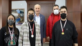 Didim’in Şampiyon Boksörleri Başkan Atabay’ı Ziyaret Etti