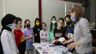 Minik Elleri İle Çinilere Renk Verdiler