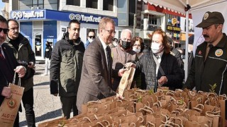 45 Dakikada Bin Fidan Dağıtıldı