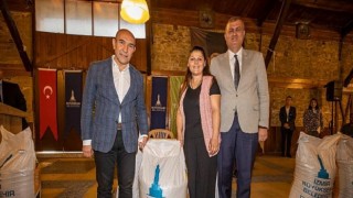 Başkan Soyer yem fiyatlarından canı yanan üreticiye desteğini sürdürüyor