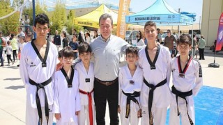 Bergamalı çocuklar 23 Nisan’a özel şenlikle Pazar tatilini eğlenerek geçirdi