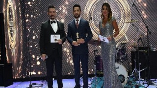 Engin Özavcı Ödülünü Sunucu Özlem Yıldız’ın elinden aldı!