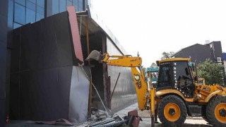 İş merkezine ait kaçak bölümler yıkıldı