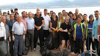 Karşıyaka’da gönüllü gençlerle sahil temizliği