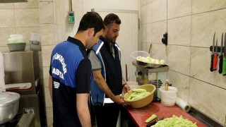 Van Büyükşehir Belediyesi, kentte yeme içme sektöründe hizmet veren işletmeleri denetledi.