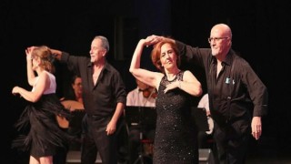 Yaşlı bireyler dans gösterisiyle büyüledi