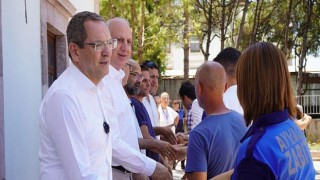 Ayvalık Belediye Başkanı Mesut Ergin, tarihi belediye hizmet binasının bahçesinde tüm birimlerdeki personel ile bayramlaştı.