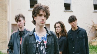 İyimserliği ve isyankarlığı birleştiren özgün tarzlarıyla indie rock sahnesinde yükselen Inhaler, Zorlu PSM’de Arctic Monkeys’in ön grubu olarak sahne alacak!